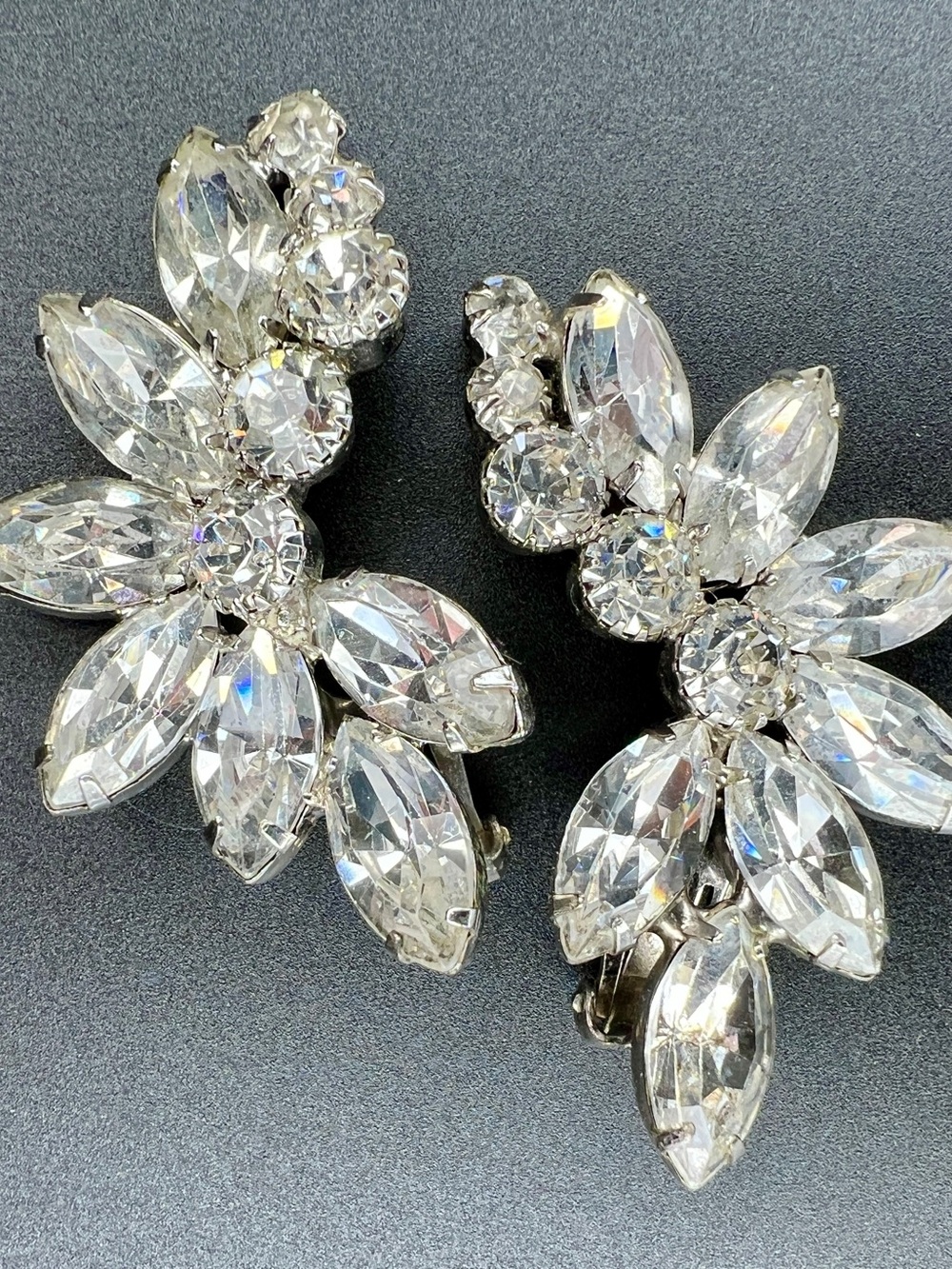 Ref No. 4983 Vintage Juliana D&E Clear Rhinestone Leaf Spray Clip Earrings